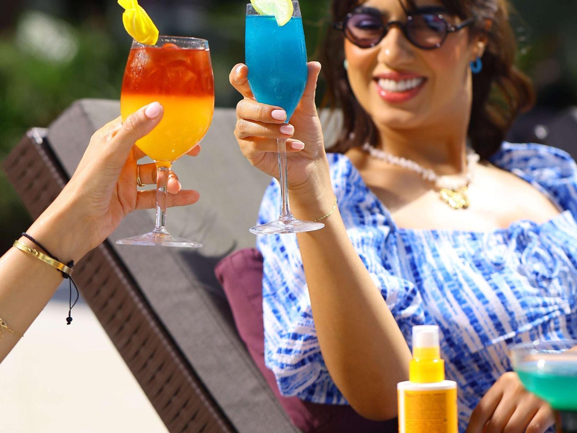 Pullman Mazagan Royal Golf&Spa El Jadida Dış mekan fotoğraf A woman drinking cocktails